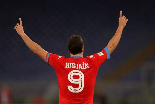 Gli azzurri risolvono l'insidiosa trasferta di Roma nella prima mezz'ora di gioco, stendendo la Lazio con un uno-due micidiale firmato Higuain (23 gol su 23 match) e Callejon.
