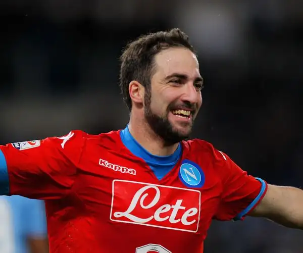 Gli azzurri risolvono l'insidiosa trasferta di Roma nella prima mezz'ora di gioco, stendendo la Lazio con un uno-due micidiale firmato Higuain (23 gol su 23 match) e Callejon.