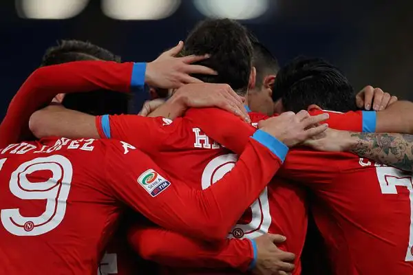Gli azzurri risolvono l'insidiosa trasferta di Roma nella prima mezz'ora di gioco, stendendo la Lazio con un uno-due micidiale firmato Higuain (23 gol su 23 match) e Callejon.