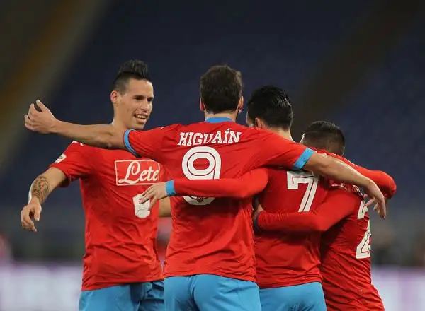 Gli azzurri risolvono l'insidiosa trasferta di Roma nella prima mezz'ora di gioco, stendendo la Lazio con un uno-due micidiale firmato Higuain (23 gol su 23 match) e Callejon.