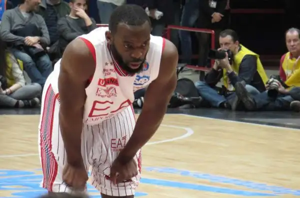 Ultimo quarto di finale senza storia: l'Olimpia domina e si guadagna il biglietto per il derby lombardo con Cremona.
