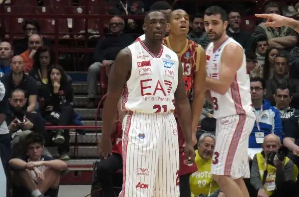 Ultimo quarto di finale senza storia: l'Olimpia domina e si guadagna il biglietto per il derby lombardo con Cremona.