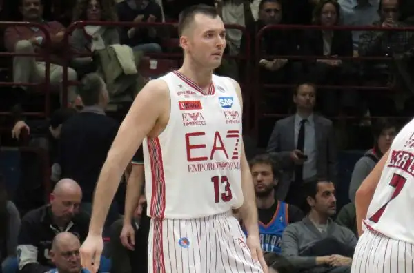 Ultimo quarto di finale senza storia: l'Olimpia domina e si guadagna il biglietto per il derby lombardo con Cremona.