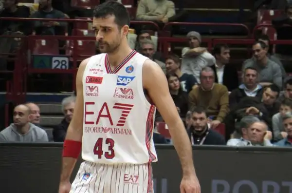 Ultimo quarto di finale senza storia: l'Olimpia domina e si guadagna il biglietto per il derby lombardo con Cremona.