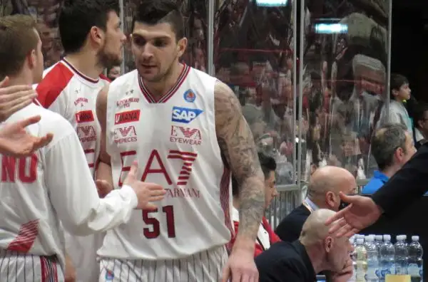 Ultimo quarto di finale senza storia: l'Olimpia domina e si guadagna il biglietto per il derby lombardo con Cremona.