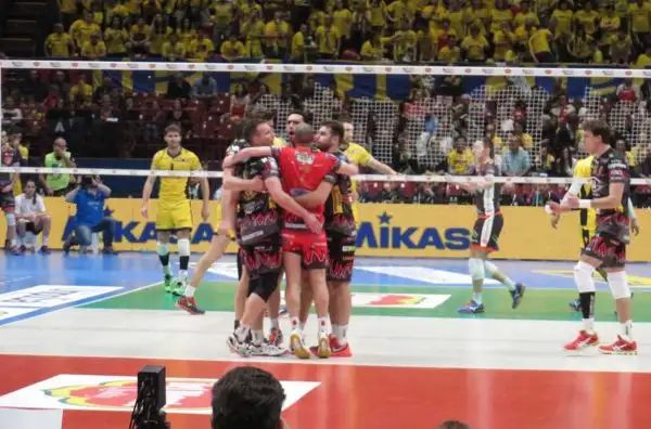 Atanasijevic e compagni sconfitti dalla squadra di Bruno e Ngapeth nella prima semifinale della Coppa Italia Superlega 2016.
