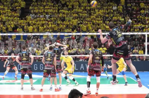 Atanasijevic e compagni sconfitti dalla squadra di Bruno e Ngapeth nella prima semifinale della Coppa Italia Superlega 2016.