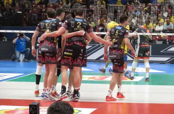 Atanasijevic e compagni sconfitti dalla squadra di Bruno e Ngapeth nella prima semifinale della Coppa Italia Superlega 2016.