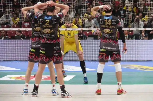 Atanasijevic e compagni sconfitti dalla squadra di Bruno e Ngapeth nella prima semifinale della Coppa Italia Superlega 2016.
