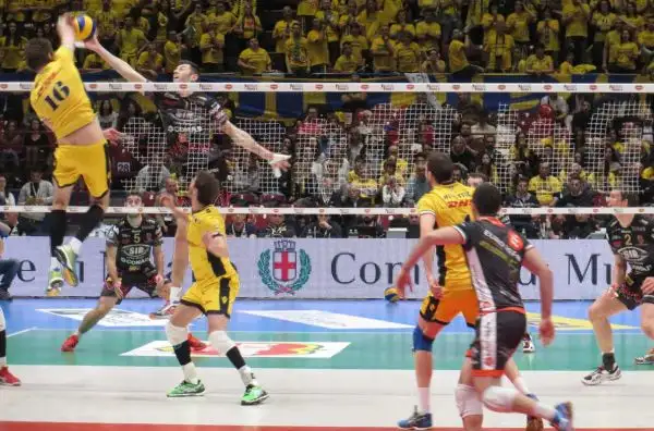 Atanasijevic e compagni sconfitti dalla squadra di Bruno e Ngapeth nella prima semifinale della Coppa Italia Superlega 2016.