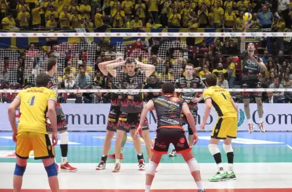 Atanasijevic e compagni sconfitti dalla squadra di Bruno e Ngapeth nella prima semifinale della Coppa Italia Superlega 2016.