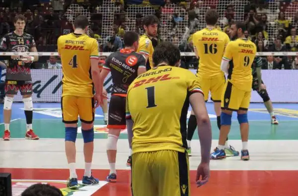 Atanasijevic e compagni sconfitti dalla squadra di Bruno e Ngapeth nella prima semifinale della Coppa Italia Superlega 2016.