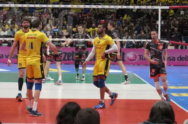 Atanasijevic e compagni sconfitti dalla squadra di Bruno e Ngapeth nella prima semifinale della Coppa Italia Superlega 2016.