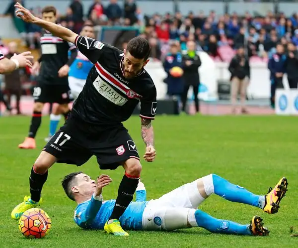 L'espulsione di Bianco (contestatissima dagli ospiti) spiana la strada alla squadra di Sarri che realizza l'1-0 dal dischetto con Higuain, penalty assegnato per fallo di Daprelà su Koulibaly.