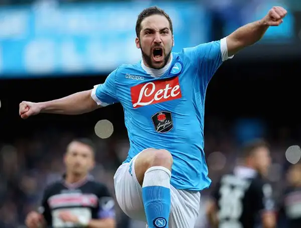 L'espulsione di Bianco (contestatissima dagli ospiti) spiana la strada alla squadra di Sarri che realizza l'1-0 dal dischetto con Higuain, penalty assegnato per fallo di Daprelà su Koulibaly.