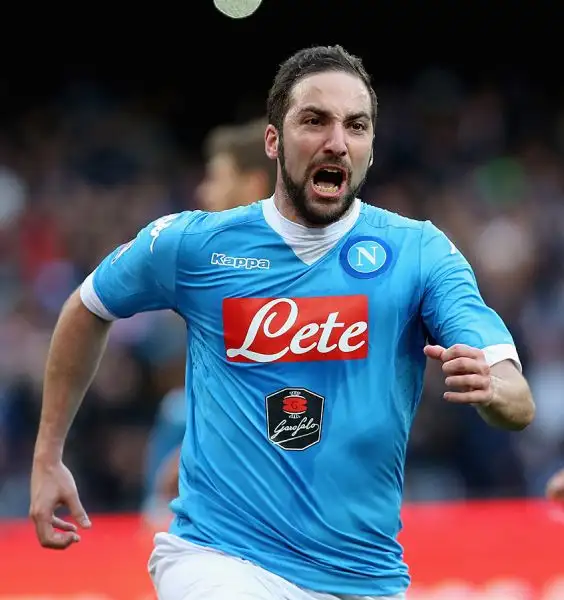 L'espulsione di Bianco (contestatissima dagli ospiti) spiana la strada alla squadra di Sarri che realizza l'1-0 dal dischetto con Higuain, penalty assegnato per fallo di Daprelà su Koulibaly.