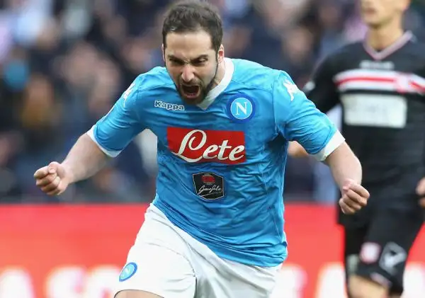 L'espulsione di Bianco (contestatissima dagli ospiti) spiana la strada alla squadra di Sarri che realizza l'1-0 dal dischetto con Higuain, penalty assegnato per fallo di Daprelà su Koulibaly.