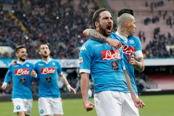 L'espulsione di Bianco (contestatissima dagli ospiti) spiana la strada alla squadra di Sarri che realizza l'1-0 dal dischetto con Higuain, penalty assegnato per fallo di Daprelà su Koulibaly.