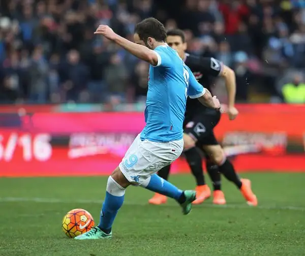 L'espulsione di Bianco (contestatissima dagli ospiti) spiana la strada alla squadra di Sarri che realizza l'1-0 dal dischetto con Higuain, penalty assegnato per fallo di Daprelà su Koulibaly.
