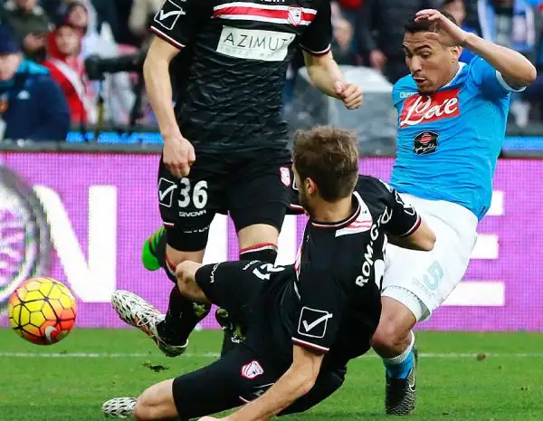 L'espulsione di Bianco (contestatissima dagli ospiti) spiana la strada alla squadra di Sarri che realizza l'1-0 dal dischetto con Higuain, penalty assegnato per fallo di Daprelà su Koulibaly.