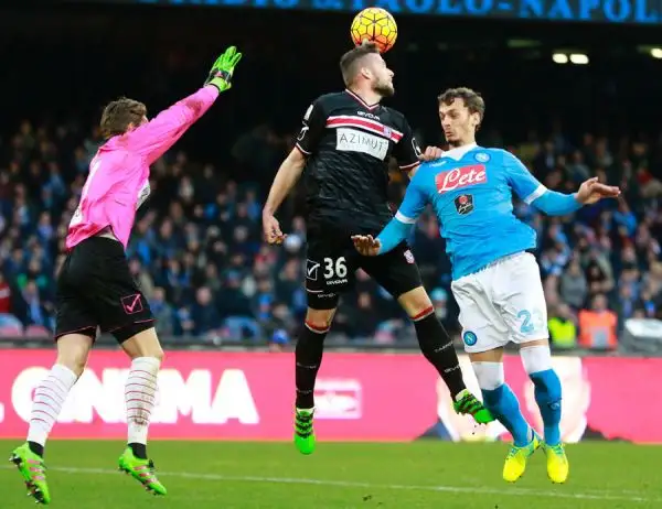 L'espulsione di Bianco (contestatissima dagli ospiti) spiana la strada alla squadra di Sarri che realizza l'1-0 dal dischetto con Higuain, penalty assegnato per fallo di Daprelà su Koulibaly.