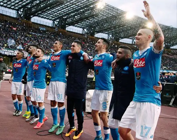 L'espulsione di Bianco (contestatissima dagli ospiti) spiana la strada alla squadra di Sarri che realizza l'1-0 dal dischetto con Higuain, penalty assegnato per fallo di Daprelà su Koulibaly.