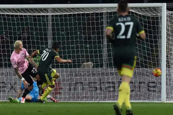 I rossoneri sfruttano l'onda della stracittadina milanese e vincono con autorità a Palermo per 2-0 grazie alle reti di Bacca (assist di Abate) e Niang (rigore).
