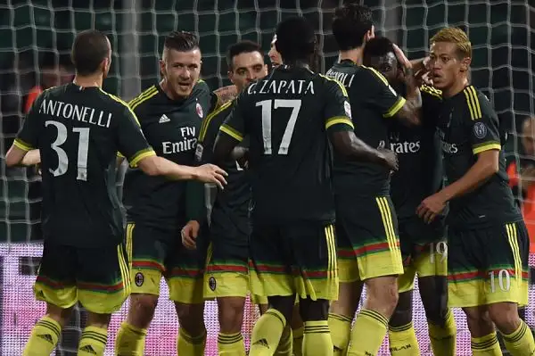 I rossoneri sfruttano l'onda della stracittadina milanese e vincono con autorità a Palermo per 2-0 grazie alle reti di Bacca (assist di Abate) e Niang (rigore).