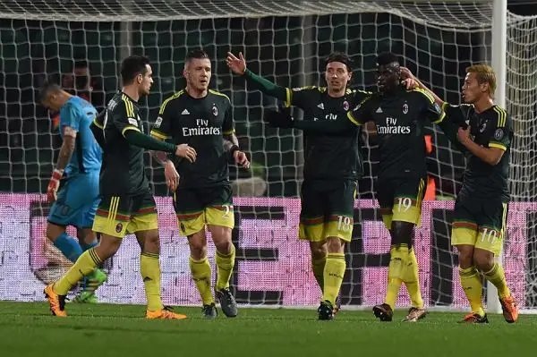 I rossoneri sfruttano l'onda della stracittadina milanese e vincono con autorità a Palermo per 2-0 grazie alle reti di Bacca (assist di Abate) e Niang (rigore).