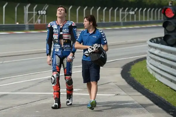 Spaventosa caduta, per fortuna senza conseguenze, per Loris Baz. Lo pneumatico posteriore della sua Ducati Avintia è esploso in mille pezzi, in pieno rettilineo, a oltre 260 km/h.