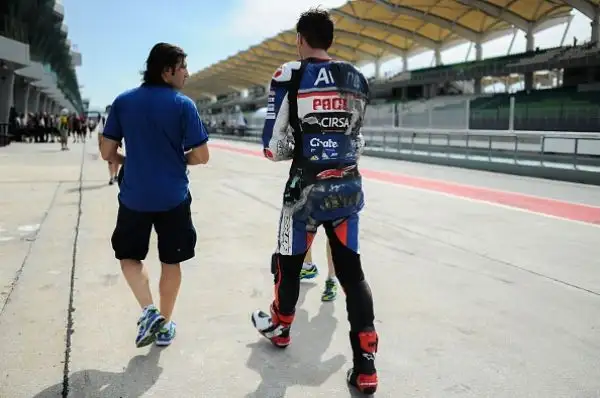 Spaventosa caduta, per fortuna senza conseguenze, per Loris Baz. Lo pneumatico posteriore della sua Ducati Avintia è esploso in mille pezzi, in pieno rettilineo, a oltre 260 km/h.