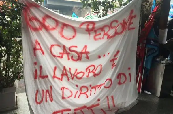 Presenti anche le delegazioni dei sindacati. Sui volantini affissi alle pareti del porticato e su qualche striscione tutta la delusione delle persone che saranno costrette a cercare un nuovo lavoro.