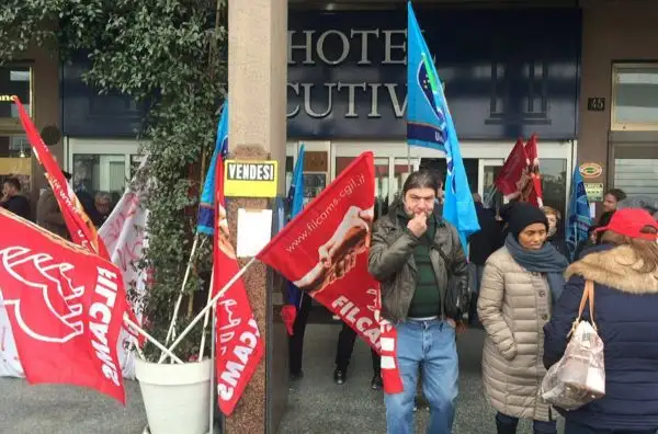 Momenti di tensione, ma soprattutto di amarezza, all’esterno dell’Ata Hotel Executive, l’albergo meneghino che sta ospitando le ultime fasi del calciomercato invernale.