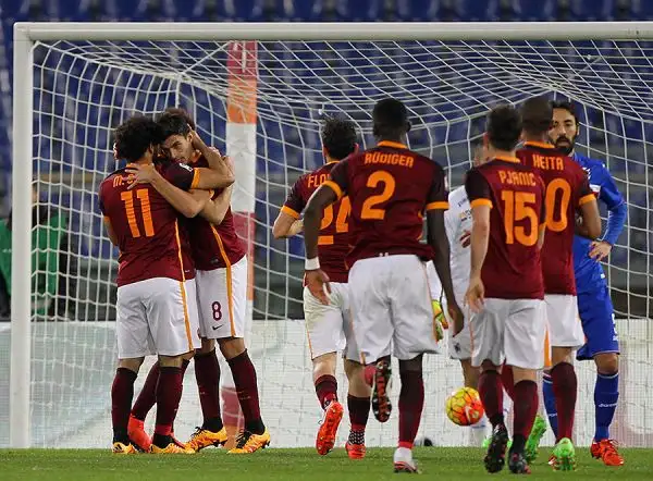 I giallorossi superano i doriani all'Olimpico nel posticipo con i gol di Florenzi e Perotti e tornano pienamente in corsa per il terzo posto. Di Fernando il gol dei blucerchiati.
