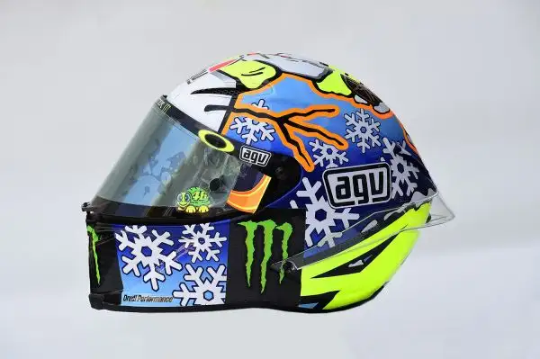 Ai primi test di Sepang Valentino Rossi ha presentato la nuova grafica del suo casco AGV Pista GP speciale "Winter test".