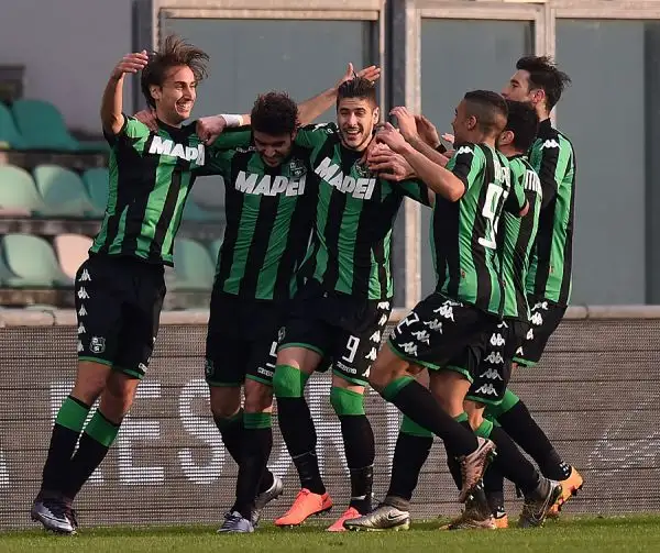 Pareggio spettacolare tra Sassuolo e Palermo. I rosanero aprono le danze con Vazquez ma vengono rimontati da Defrel e Missiroli. Il 2-2 definitivo è di Djurdjevic.