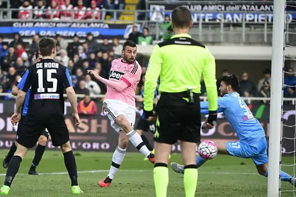  La squadra di Allegri stende i nerazzurri grazie alla rete di Barzagli, e alla marcatura di Lemina nel finale: Buffon è a 100' dal record assoluto di imbattibilità, detenuto da Sebastiano Rossi.
