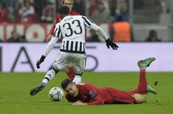 Evra 5. Gara giudiziosa fino al 90', quando perde un pallone preziosissimo e causa la rete di Muller. Male nei supplementari, mette lo zampino anche nel terzo gol bavarese.