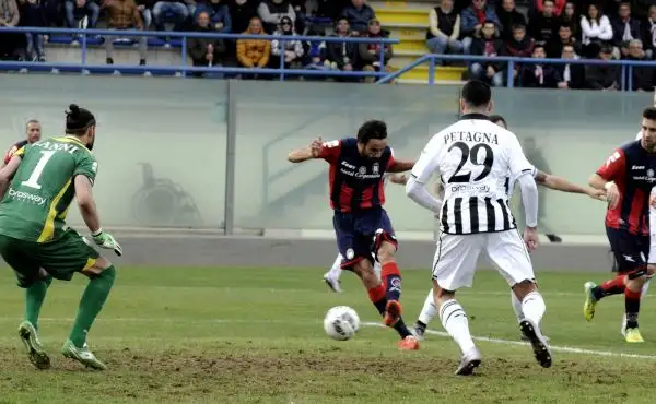 Palladino con una doppietta regala la vittoria ai pitagorici.