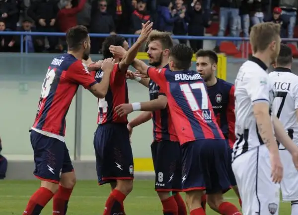 Palladino con una doppietta regala la vittoria ai pitagorici.