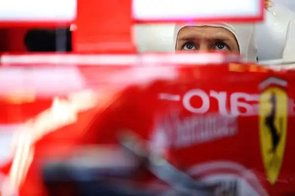 Hamilton fa il vuoto anche nella seconda sessione di prove Libere al GP d'Australia. Il pilota della Mercedes ha fatto registrare il miglior tempo (1'38"841). Alle sue spalle Hulkenberg e Raikkonen.