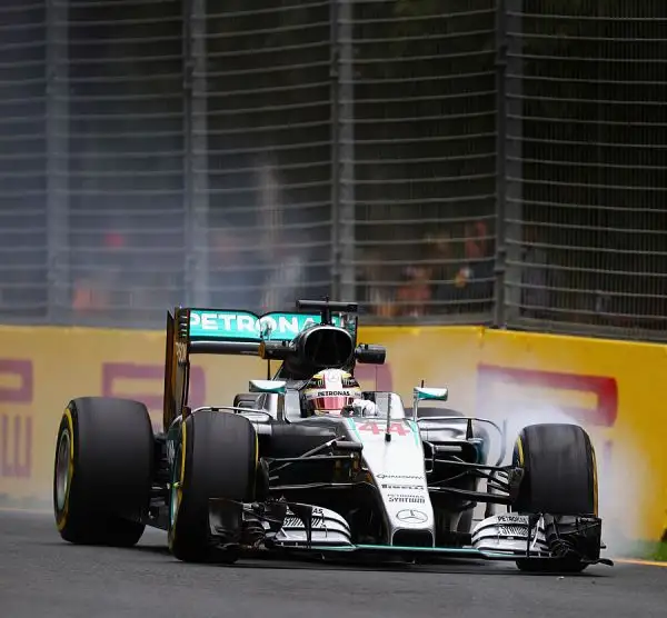 Hamilton fa il vuoto anche nella seconda sessione di prove Libere al GP d'Australia. Il pilota della Mercedes ha fatto registrare il miglior tempo (1'38"841). Alle sue spalle Hulkenberg e Raikkonen.