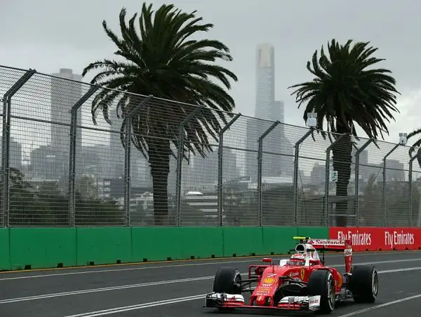 Hamilton fa il vuoto anche nella seconda sessione di prove Libere al GP d'Australia. Il pilota della Mercedes ha fatto registrare il miglior tempo (1'38"841). Alle sue spalle Hulkenberg e Raikkonen.