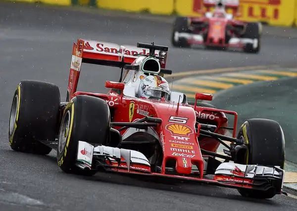 Hamilton fa il vuoto anche nella seconda sessione di prove Libere al GP d'Australia. Il pilota della Mercedes ha fatto registrare il miglior tempo (1'38"841). Alle sue spalle Hulkenberg e Raikkonen.