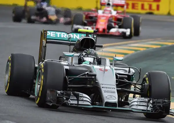 Hamilton fa il vuoto anche nella seconda sessione di prove Libere al GP d'Australia. Il pilota della Mercedes ha fatto registrare il miglior tempo (1'38"841). Alle sue spalle Hulkenberg e Raikkonen.