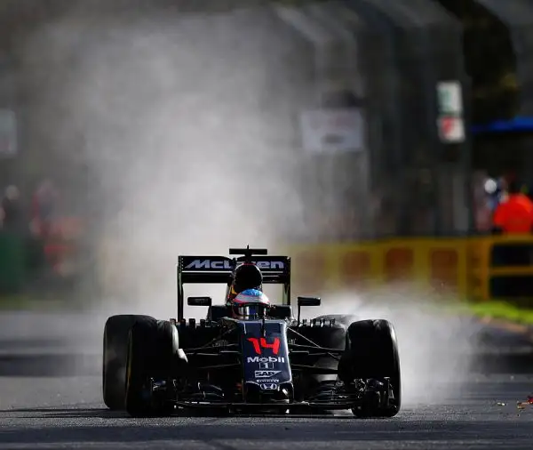 Hamilton fa il vuoto anche nella seconda sessione di prove Libere al GP d'Australia. Il pilota della Mercedes ha fatto registrare il miglior tempo (1'38"841). Alle sue spalle Hulkenberg e Raikkonen.