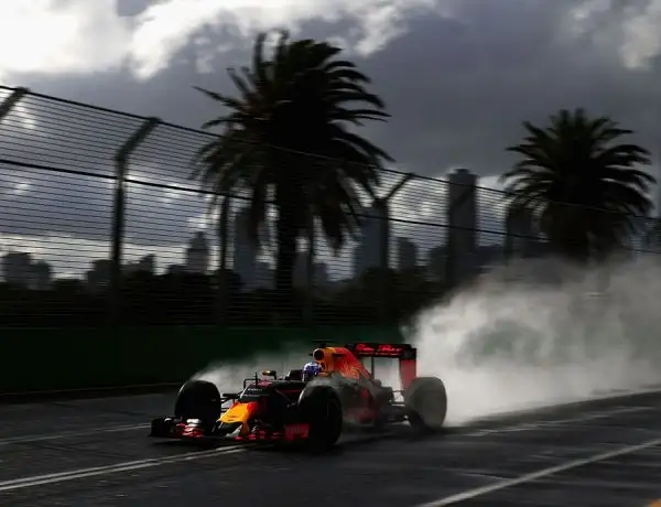 Hamilton fa il vuoto anche nella seconda sessione di prove Libere al GP d'Australia. Il pilota della Mercedes ha fatto registrare il miglior tempo (1'38"841). Alle sue spalle Hulkenberg e Raikkonen.