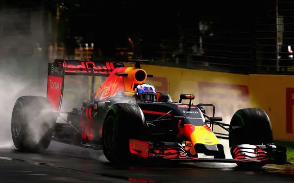Hamilton fa il vuoto anche nella seconda sessione di prove Libere al GP d'Australia. Il pilota della Mercedes ha fatto registrare il miglior tempo (1'38"841). Alle sue spalle Hulkenberg e Raikkonen.