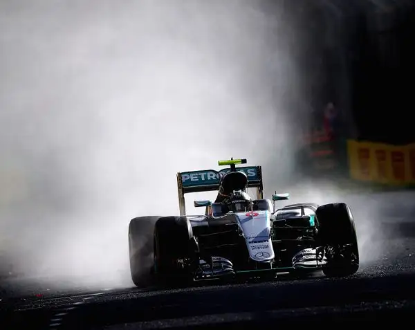 Hamilton fa il vuoto anche nella seconda sessione di prove Libere al GP d'Australia. Il pilota della Mercedes ha fatto registrare il miglior tempo (1'38"841). Alle sue spalle Hulkenberg e Raikkonen.