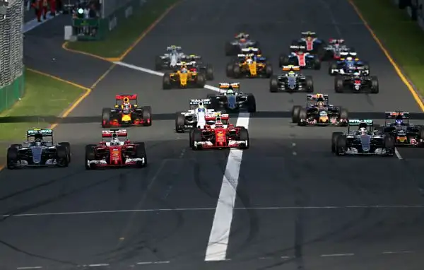 A Melborune le due Frecce d'argento chiudono al primo ed al secondo posto con Rosberg e Hamilton ma Vettel, terzo, è motlo vicino. Raikkonen costretto al ritiro. 